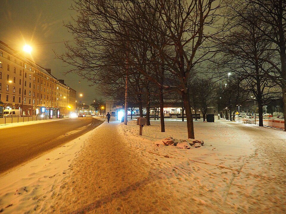 File:Mannerheimintie in Taka-Töölö on a snowy evening in December 2023.jpg